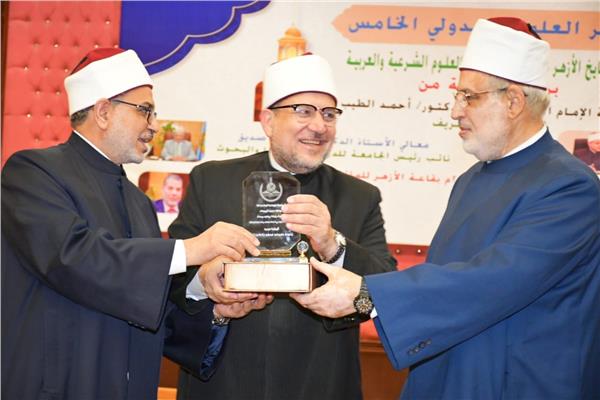 درع كلية الدراسات الإسلامية والعربية لوزير الأوقاف