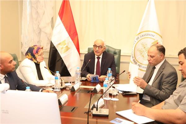  وزير التعليم يعقد اجتماعا عبر الفيديو كونفرانس مع مديري المديريات التعليمية 