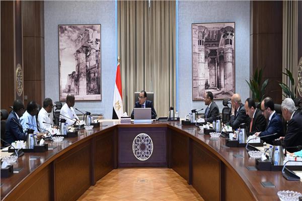 رئيس الوزراء يلتقي وزير الإدارة العامة والشئون السياسية بدولة سيراليون