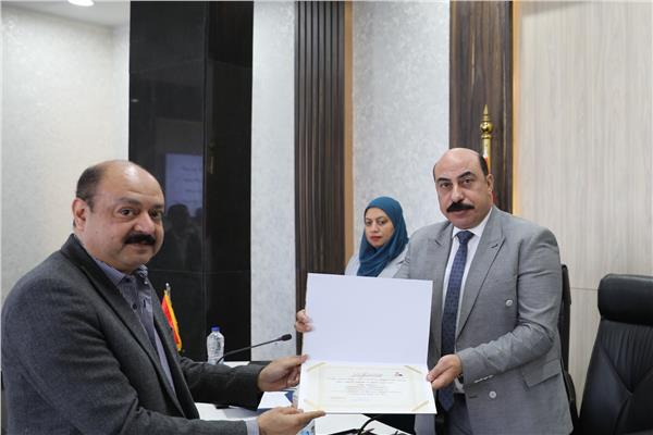 اللواء أشرف عطية محافظ أسوان يكرم فريق عمل مركز نظم المعلومات والتحول الرقمى