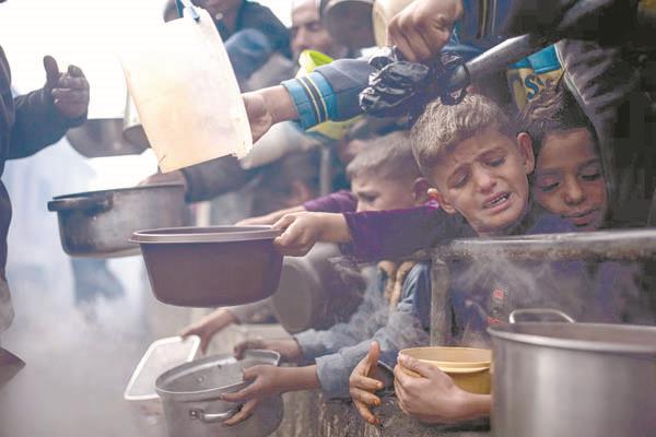 اطفال فى رفح يحاولون الحصول على الطعام