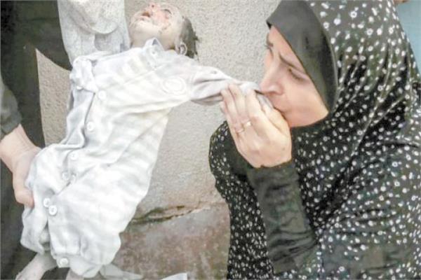 أم فلسطينية تودع رضيعها