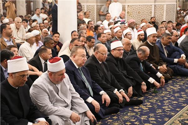 وزير الاوقاف ومحافظ القاهرة  نقيب الاشراف في صلاة الجمعة بمسجد السيده زينب