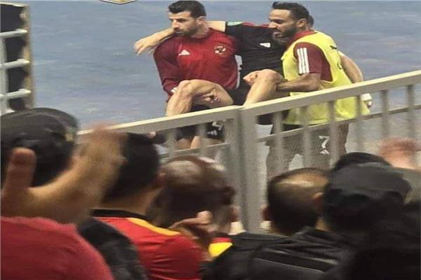 متولي وكهربا يحملان علي معلول بعد خروجة مصابًا 