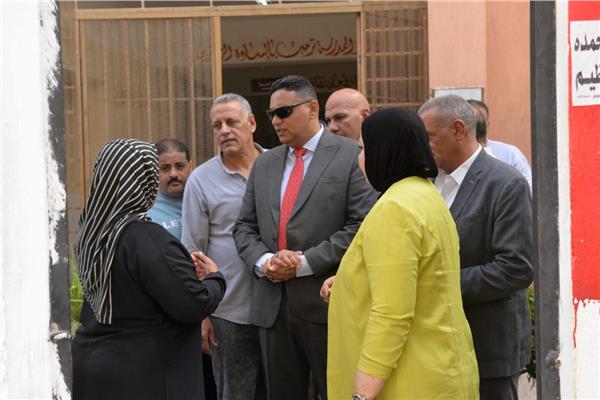 الدكتور أيمن مختار محافظ الدقهلية خلال الجولة