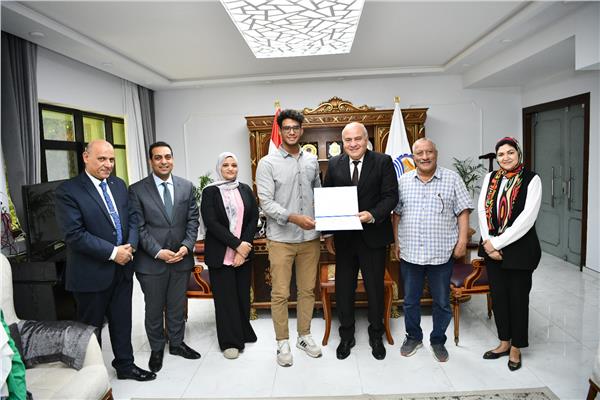 اللواء أشرف الداودي محافظ قنا خلال اللقاء