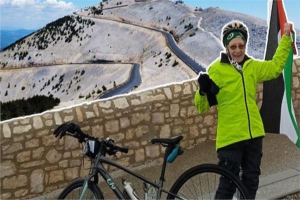 ثمانينية تصعد جبلاً شاهقاً في فرنسا