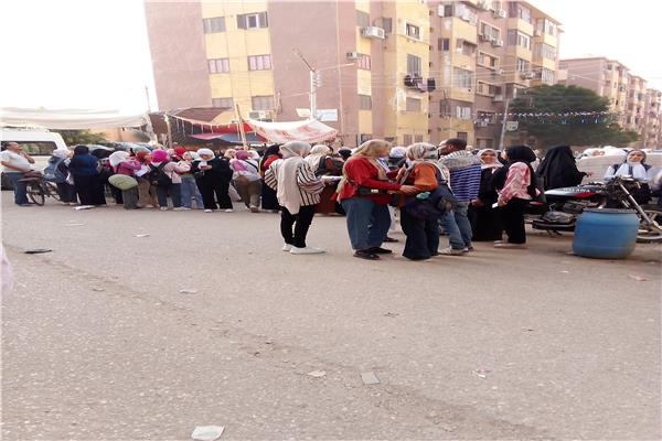 الطلاب أمام المدارس