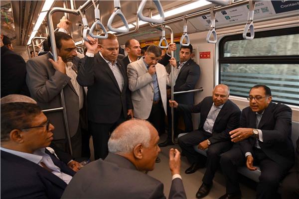 رئيس الوزراء خلال الجولة