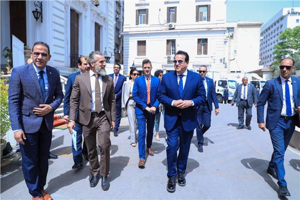 وزير الصحة يشهد تسلم 22 سيارة نفايات طبية خطرة..