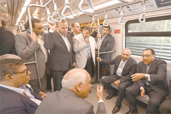 د.مصطفى مدبولي وكامل الوزير خلال استقلال المترو وتفقد أعمال التنفيذ