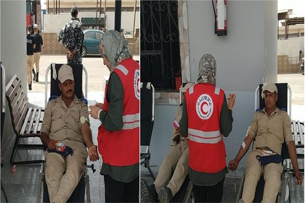 رجال الشرطة أثناء التبرع بالدم