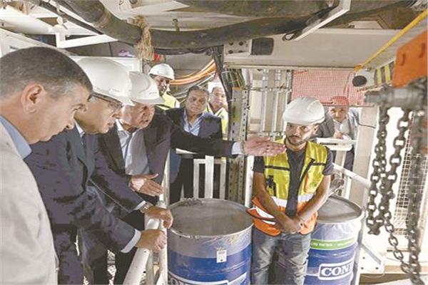 د.مصطفى مدبولي وكامل الوزير خلال استقلال المترو وتفقد أعمال التنفيذ