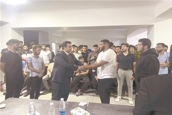 البعثة الدبلوماسية أثناء لقائها بالطلاب والاطمئنان عليهم