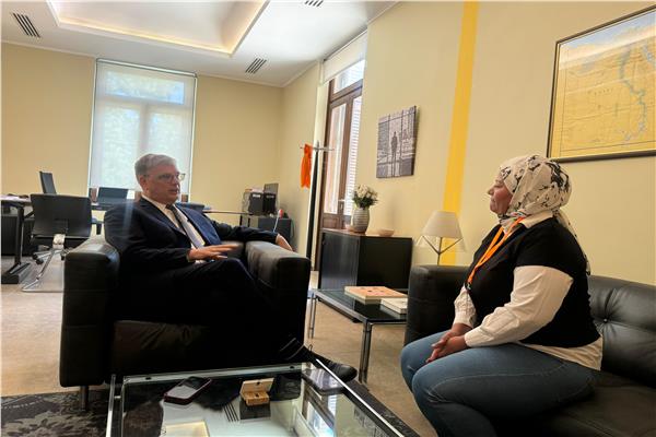 بيتر موليما سفير المملكة الهولندية في مصر مع الزميلة محررة بوابة أخبار اليوم