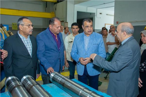 وزير الدولة للإنتاج الحربي خلال جولة تفقدية 