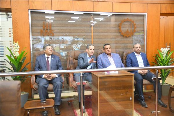 وزير التنمية المحلية  ومحافظ الغربية 