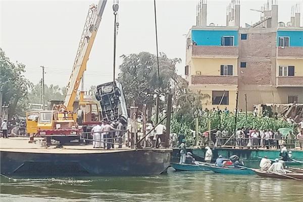 جهود فرق الإنقاذ لانتشال الميكروباص