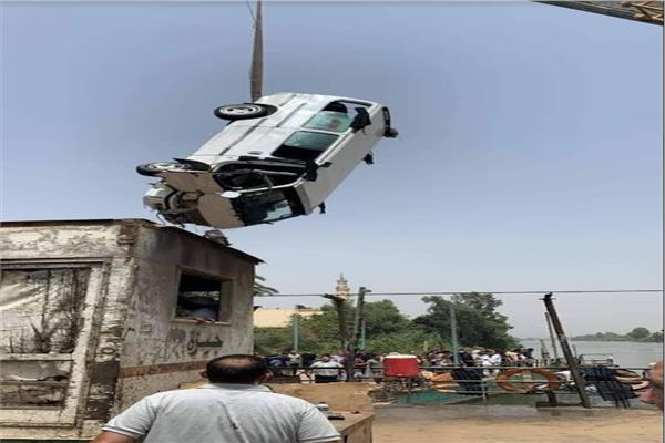 لحظة انتشال السيارة من النيل 