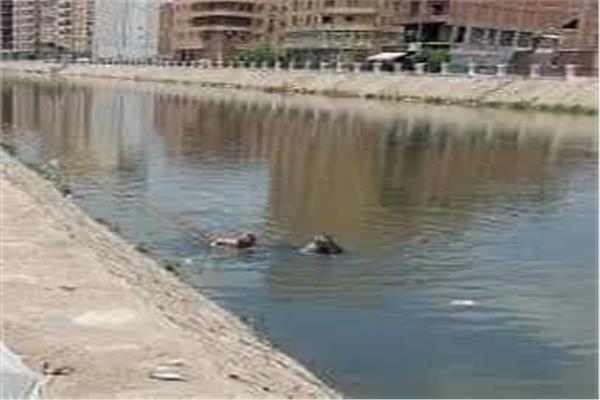 صور من عمليات انتشال جثة طفل غارق