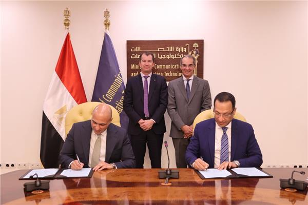 وزير الاتصالات يشهد التوقيع