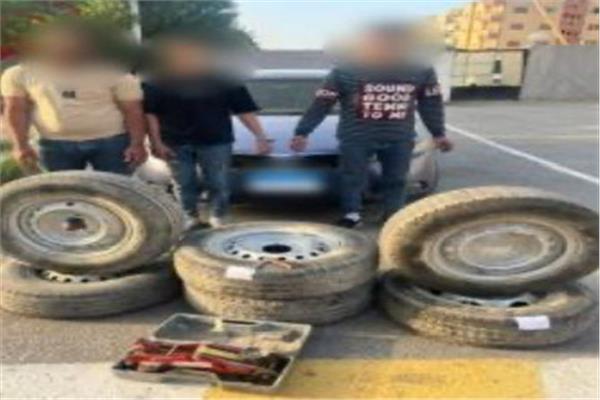 المتهمين امامهم المضبوطات