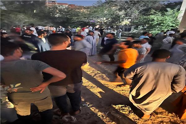 تجمع الأهالي أثناء استخراج الجثامين
