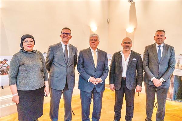 بريشته الذهبية أبهر الحضور بجميع لوحاته التى يجوب بها العالم