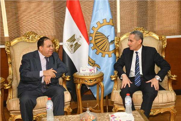 الدكتور طارق رحمي محافظ الغربية خلال اللقاء