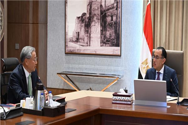 الدكتور مصطفى مدبولي خلال استقباله السفير كيم يونج هيون سفير كوريا لدى مصر