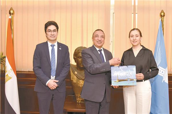 محافظ الإسكندرية خلال استقبال ممثل اليونسكو