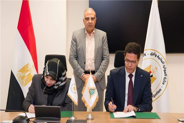 صورة خلال توقيع الاتفاق