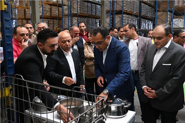 رئيس الورزاء خلال الجولة