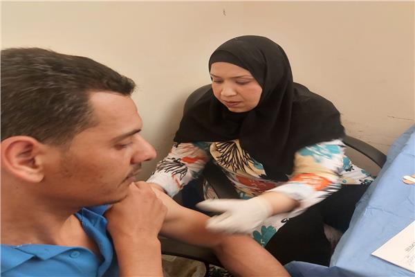 جانب من تطعيم العالمين لحمايتهم من الأمراض والأوبئة