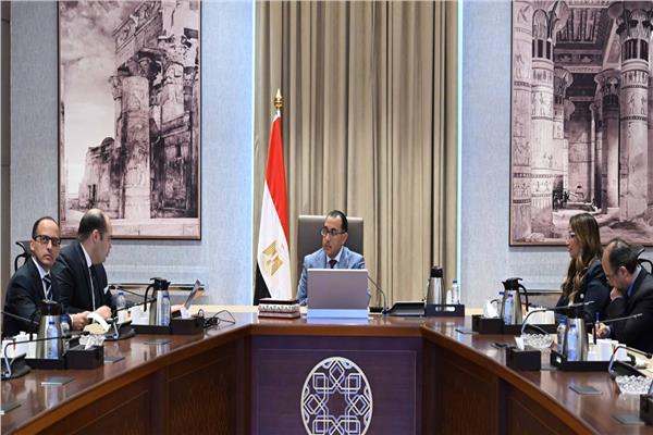 رئيس مجلس الوزراء خلال الاجتماع