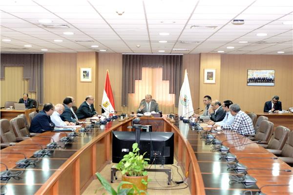 رئيس جامعة المنصورة- جانب من الاجتماع