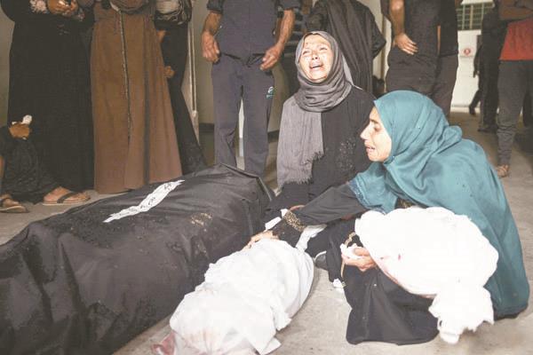 أمهات يودعن أقاربهن بعد استشهادهم فى مجزرة النازحين فى رفح