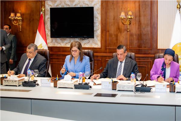 جانب من توقيع عقود مصنع تدوير المخلفات الصلبة بشبرامنت
