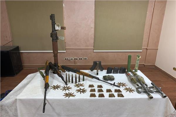الأسلحة المضبوطة بحوزة المتهم