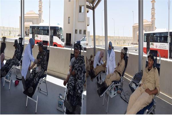 رجال الشرطة أثناء التبرع بالدم