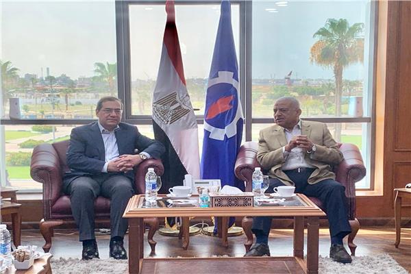محافظ السويس يستقبل وزير البترول لافتتاح محطات وقود جديدة 