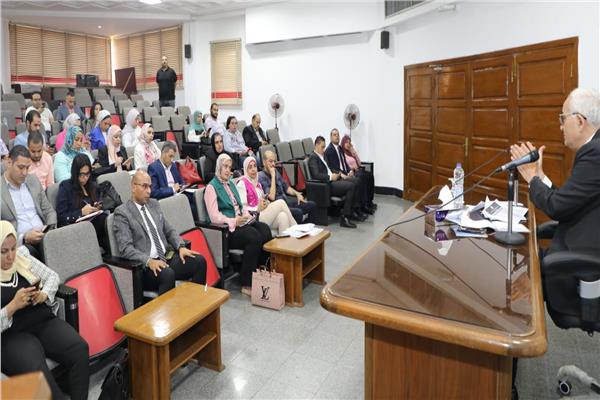 الدكتور رضا حجازي خلال لقائه بالصحفيين