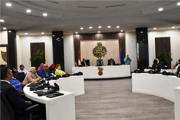 محافظ أسوان خلال استقباله وفد الجهاز القومي لتنظيم الاتصالات