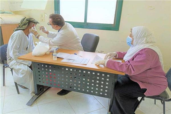 الكشف الطبي خلال قافلة طبية بالمنيا