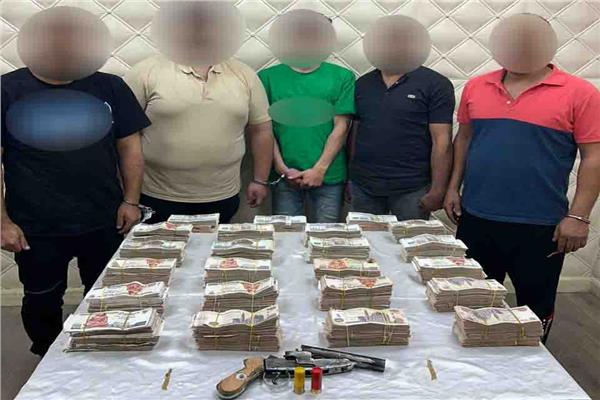 المتهمون أمامهم المضبوطات