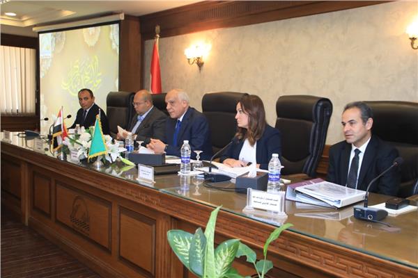  اللواء أحمد راشد محافظ الجيزة خلال مناقشة استعدادات المحافظة لاستقبال عيد الأضحي المبارك