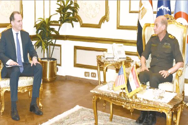 الفريق أول محمد زكى خلال استقبال بريت ماكجيرك