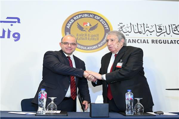 خلال تكريم الدكتور محمد فريد رئيس الرقابة المالية لمجهوداته