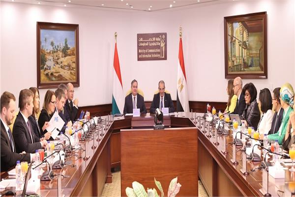 وزير الاقتصاد المجري مع وزير الاتصالات 