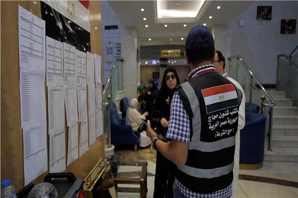 أحد ضباط بعثة القرعة أثناء إرشاد الحجاج